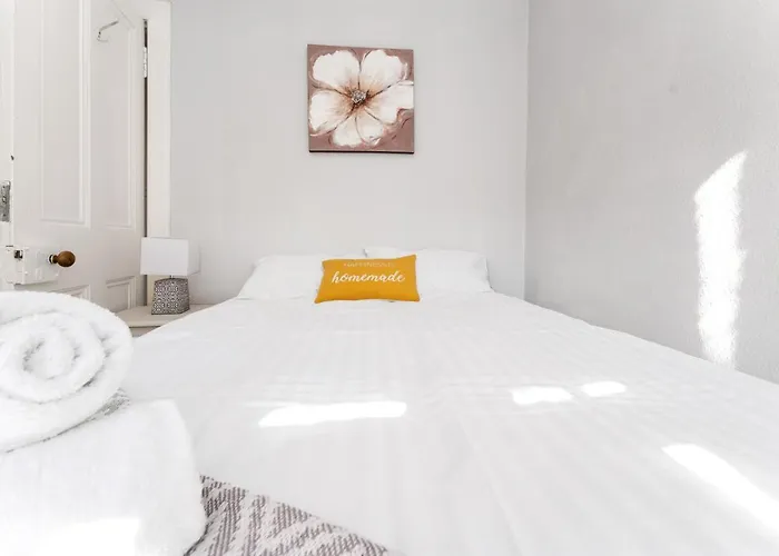 2 Bedroom City Centre Apartment - Royal Mile - Edinburgh Castle & Waverley Train Station - Sleeps 4