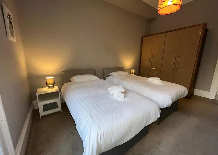 Bright 3 Bedroom Edinburgh City Apt