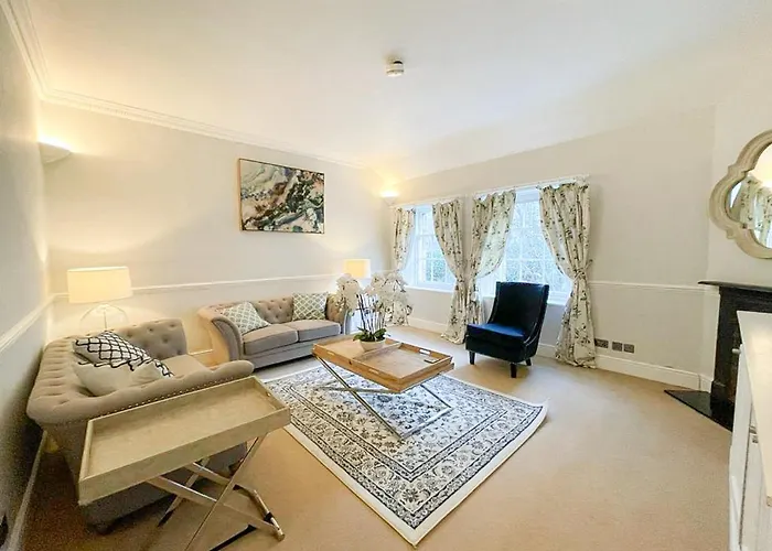 Sophisticated 3Br With Garden, Quiet New Town Lane
