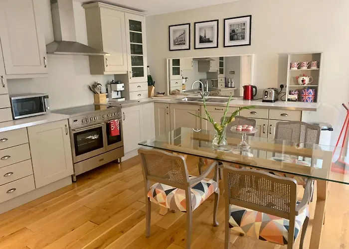 Chic Edinburgh 2B City Centre Flat & Patio , Close To Castle