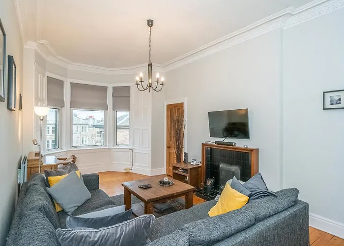 Newly Decorated Spacious 2Bed Flat In Chic Area