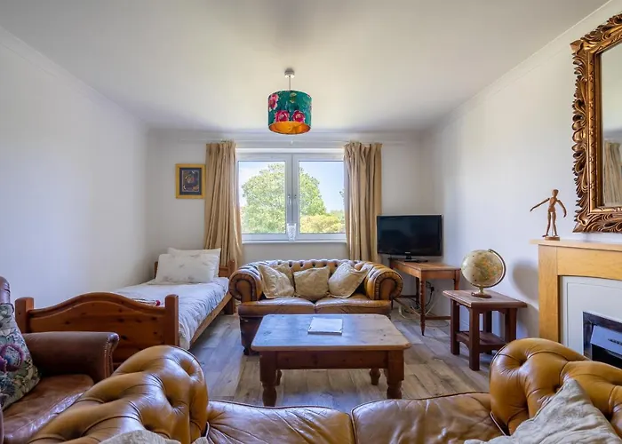 Pilrig Flat: A Lovely 5-Bed Apartment With A Lift