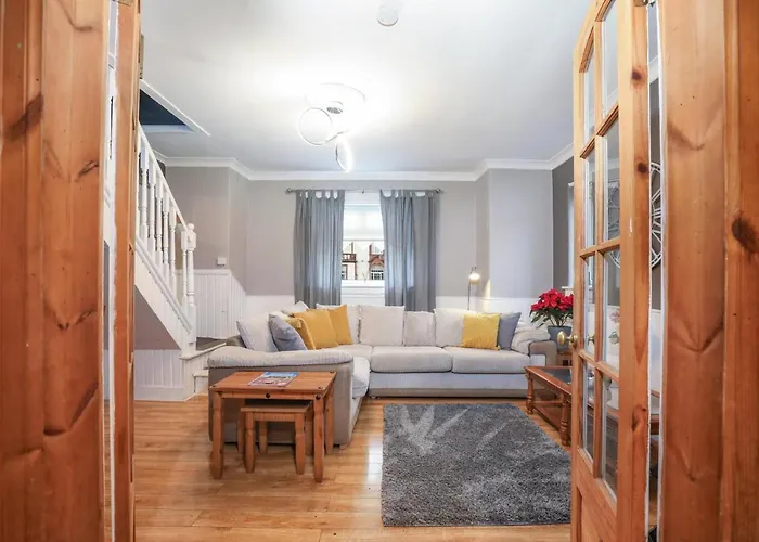 Beautiful 4 Bedroom Cottage - Free Parking