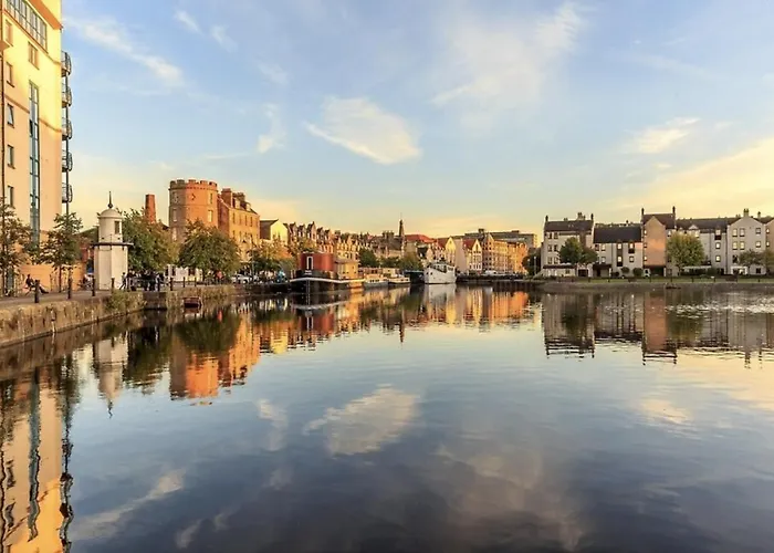 Stylish 2-Bed Apartment In Edinburgh City Centre