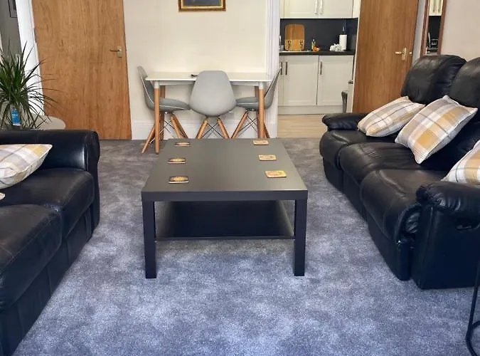 Central, Main Door Apartment, Spacious 2 Bedrooms- No Stairs