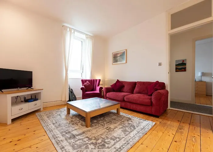 Cosy Quiet Traditional Top Floor Central Edinburgh Apartment With Stunning Views