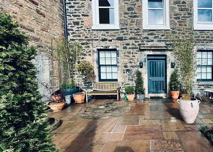 Stylish Georgian Garden Apartment + Secure Parking