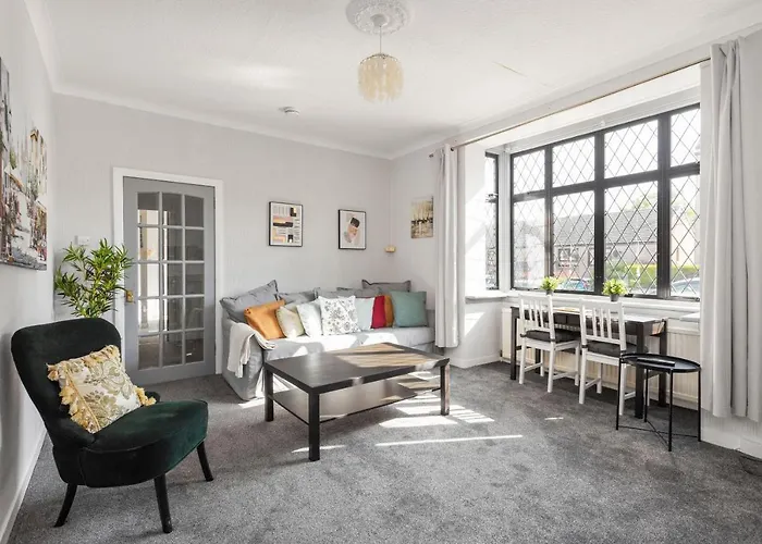 Lovely 3Bed House-Private Parking