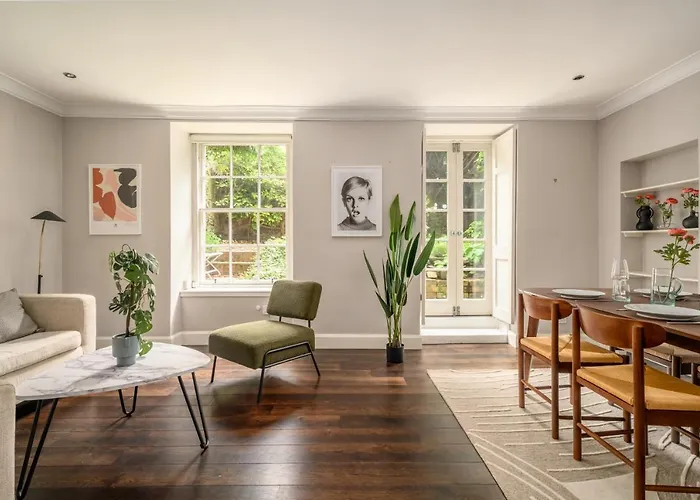 Retro New Town Garden Flat