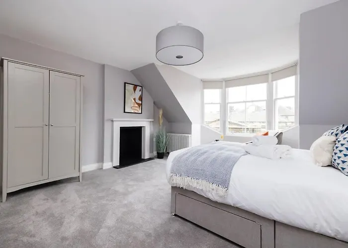 Dragon Suites - City Centre Castle View 1 Bed Apartment