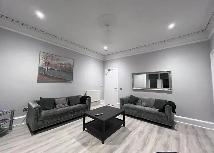Lovely 4 Bedroom 2Nd Floor Walk Up Apartment