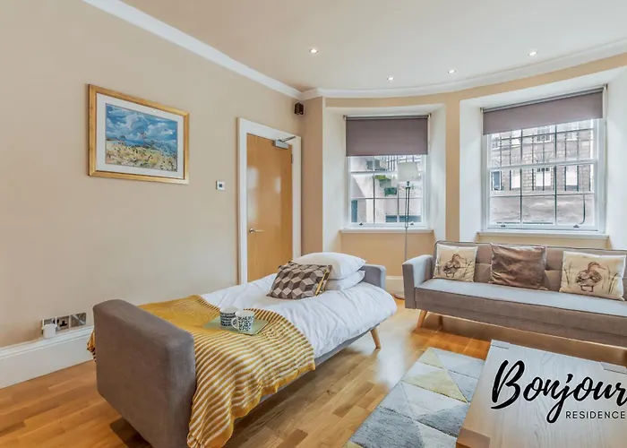 Montmartre Suite - New Town 3Br-3Ba Main Door - By Bonjour Residences Edinburgh