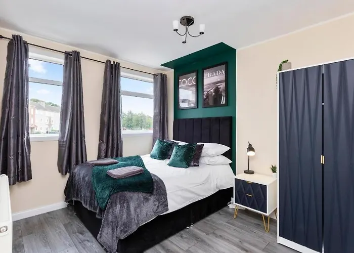 Stylish 3 Bed Edinburgh Abode - Parking And Garden