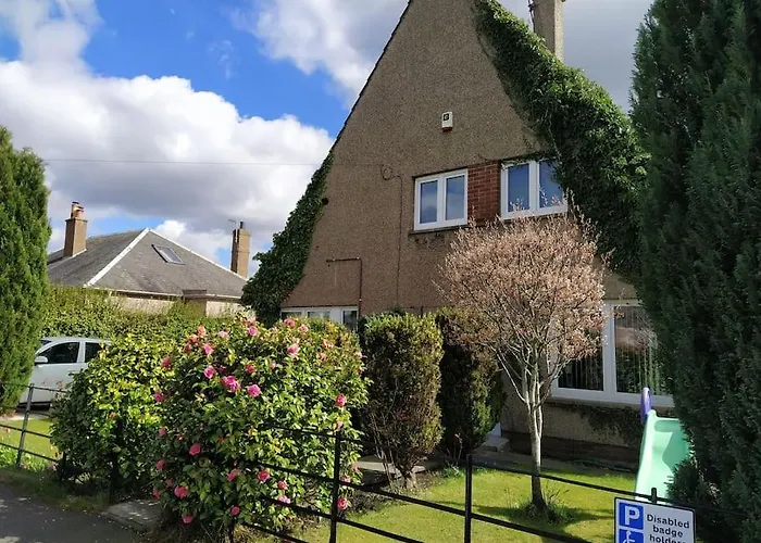 Studio Flat, Frequent Buses, 1-Minute Walk To Bus Stop, 15 Minutes To City Center