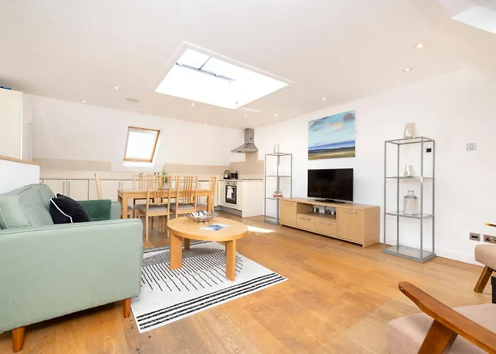 Joivy Chic 2-Br Flats Near Edinburgh Castle