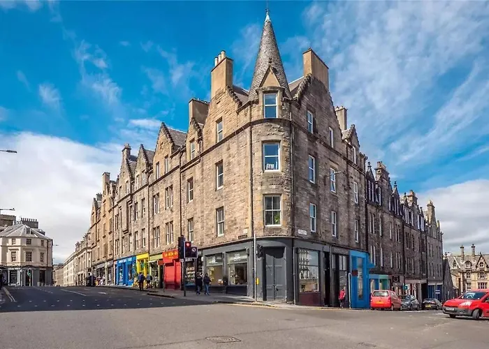 Spacious Boutique Two-Bedroom Apartment Next To The Castle
