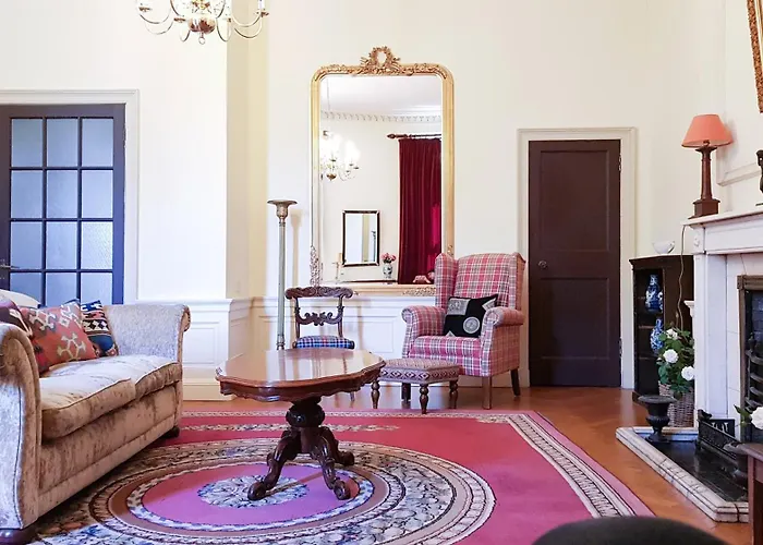 Spacious 2-Bedroom Georgian Edinburgh City Apartment