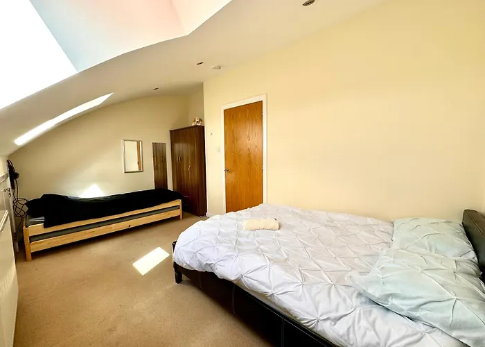 Arthurs Penthouse - Central Edinburgh Leith Walk 2-Storey Apartment - Free Parking & Fast Wifi