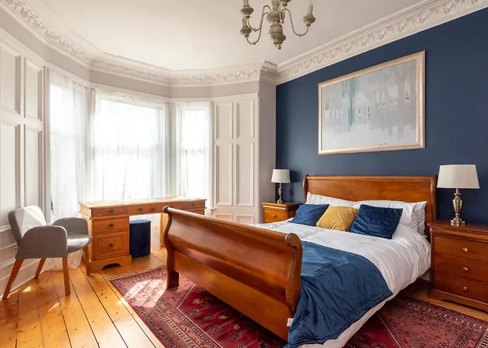 Beautiful Victorian Townhouse With Private Garden, Close To The Beach