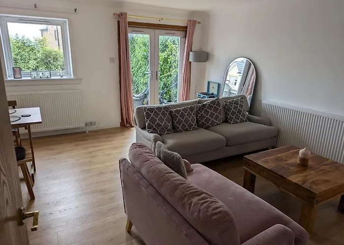 Tranquil 3-Bedroom Home In Edinburgh
