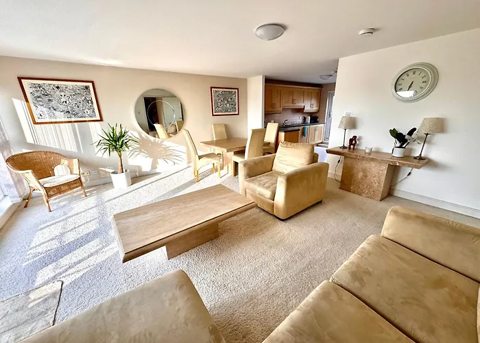 Appins Penthouse Edinburgh Luxury Apartment - Fast Wifi & Free Parking