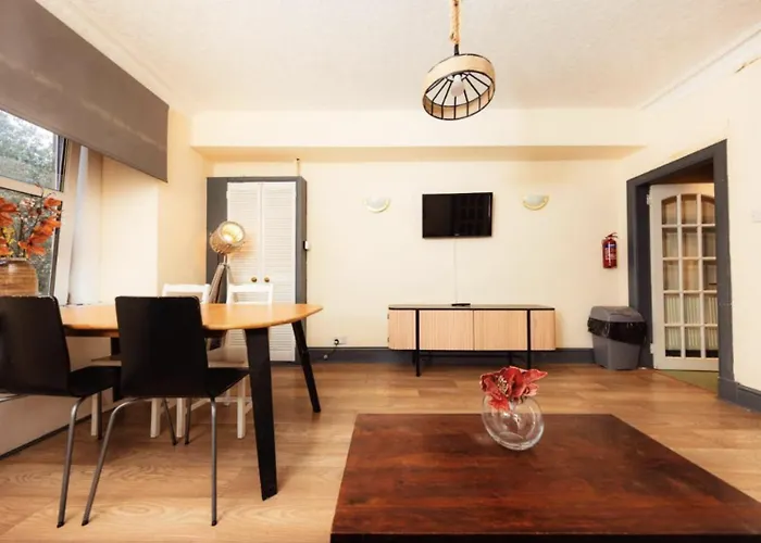 Warm & Welcoming Apartment, City Center - Meadows 4