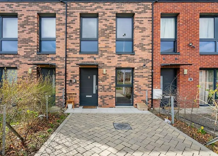 Bright, Modern 2 Bedroom House With Free Parking!