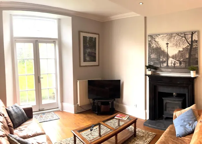 Spacious New Town Garden Flat