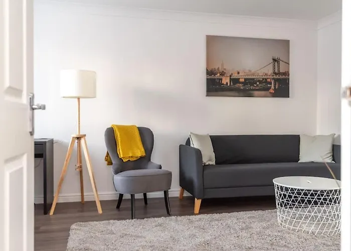 4 Bedroom House - Free Parking