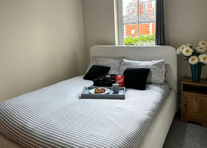 Comfy 2 Bedroom Flat Near Edinburgh City Centre
