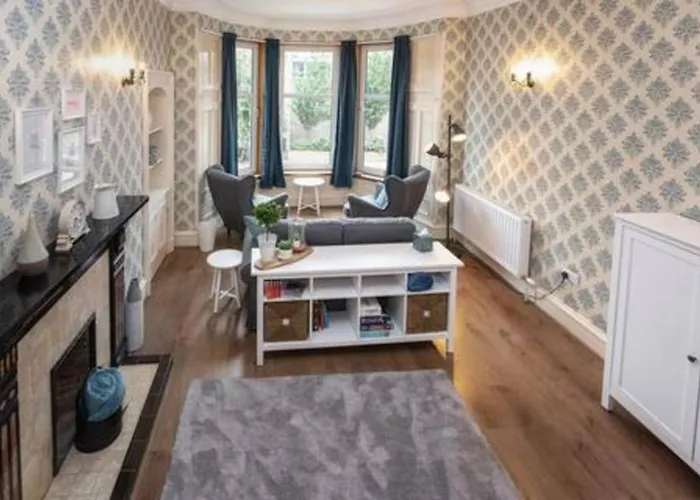 Bright Spacious Edinburgh City Centre Apartment