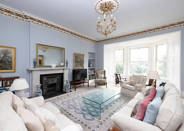 Deluxe 3-Bedroom Apartment On Princes Street Overlooking Edinburgh Castle