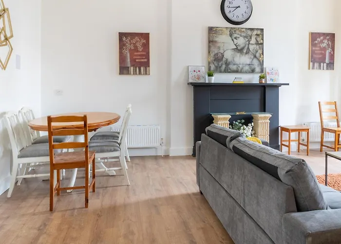 Bright High-Ceiling 2Bd Flat - Central Edinburgh!