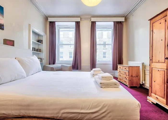 Spacious 4 Bedroom Apartment On The South Side