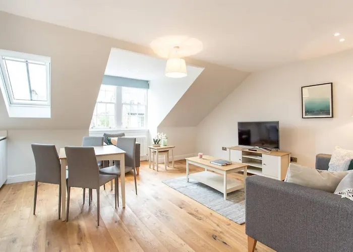 Altido Quiet City Centre Spacious Apartment