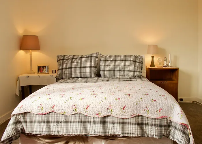 2 Bedroom Edinburgh Apartment
