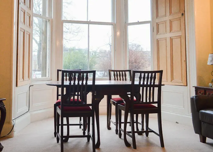 3 Bedroom Flat In Morningside