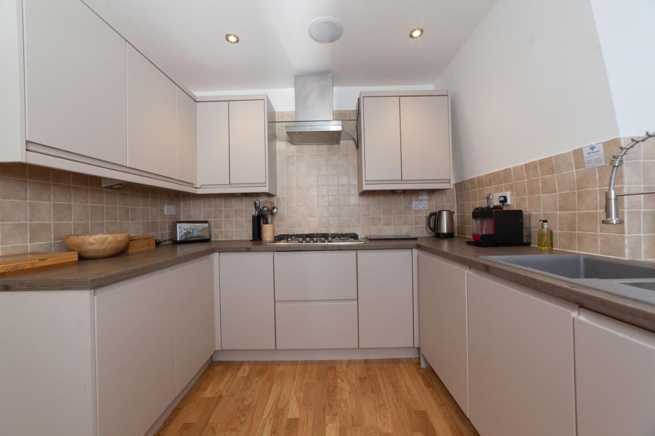 Queensferry Street Lane - Fantastic 2 Bedroom Centre Mews House With Free Secure Parking! *