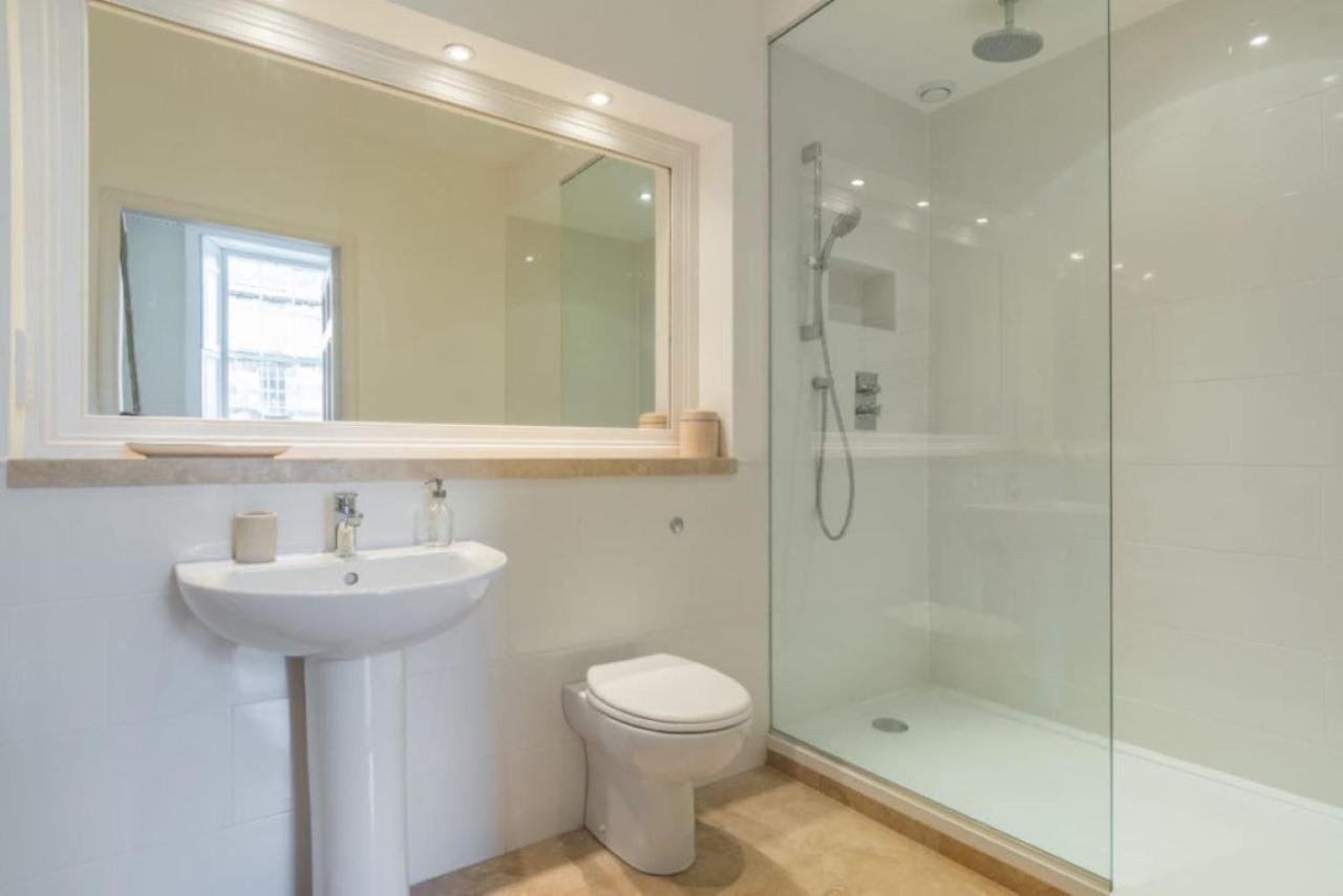 London Street Apartment *