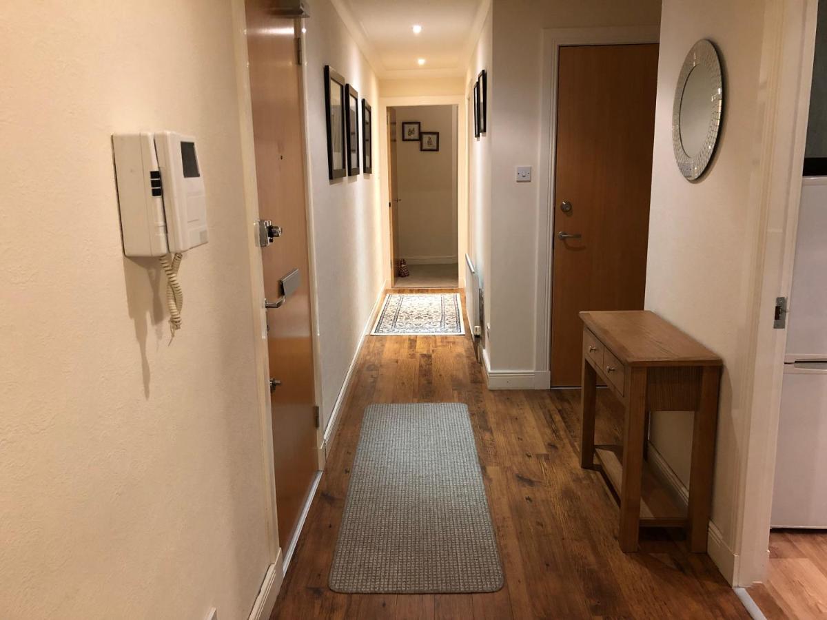 Alba Apartments- Gentle's Entry *