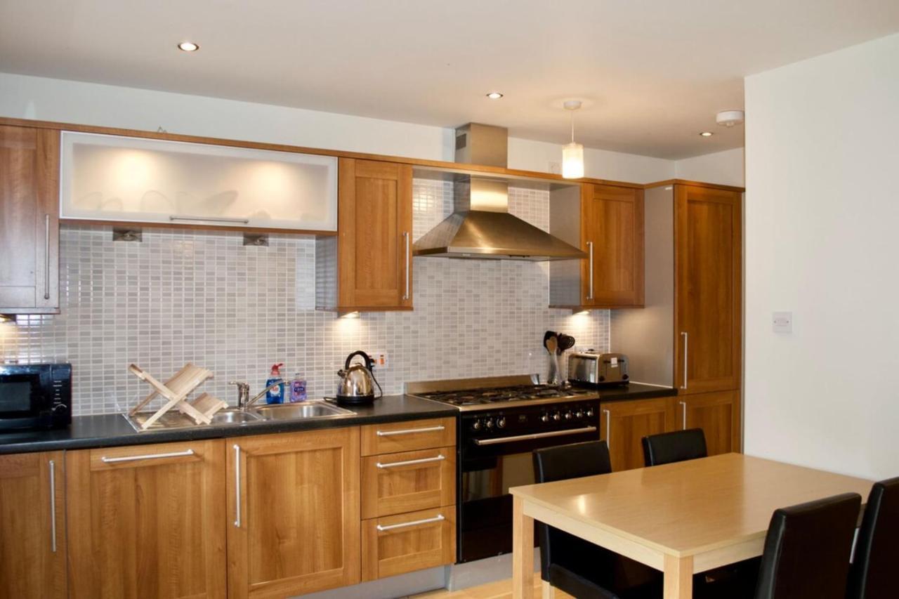 Modern 2 Bedroom Centre Flat *