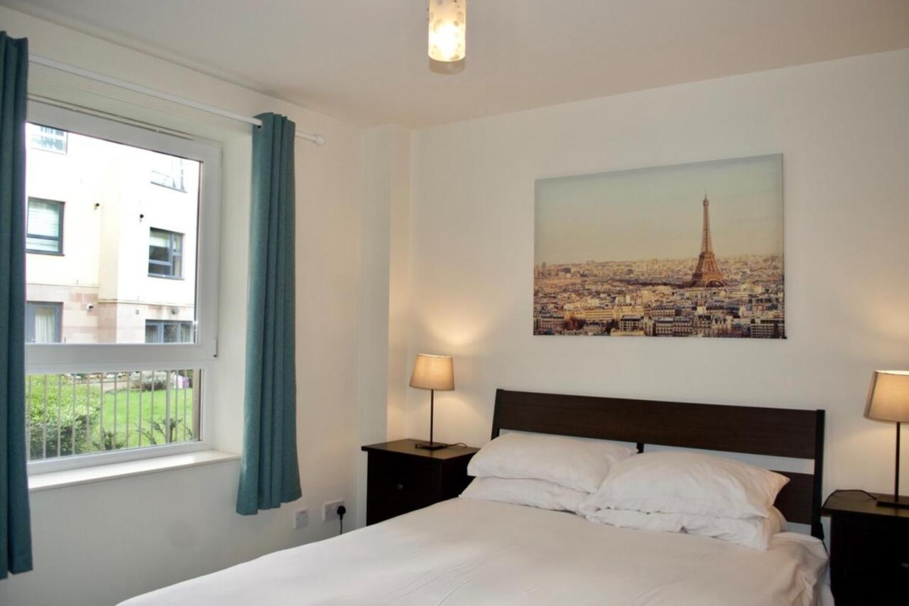 Modern 2 Bedroom Centre Flat Apartment *
