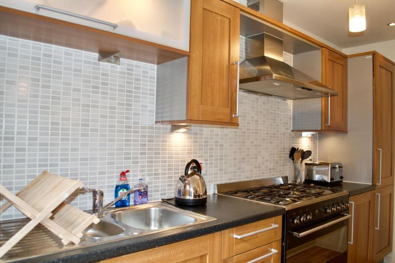Modern 2 Bedroom Centre Flat
