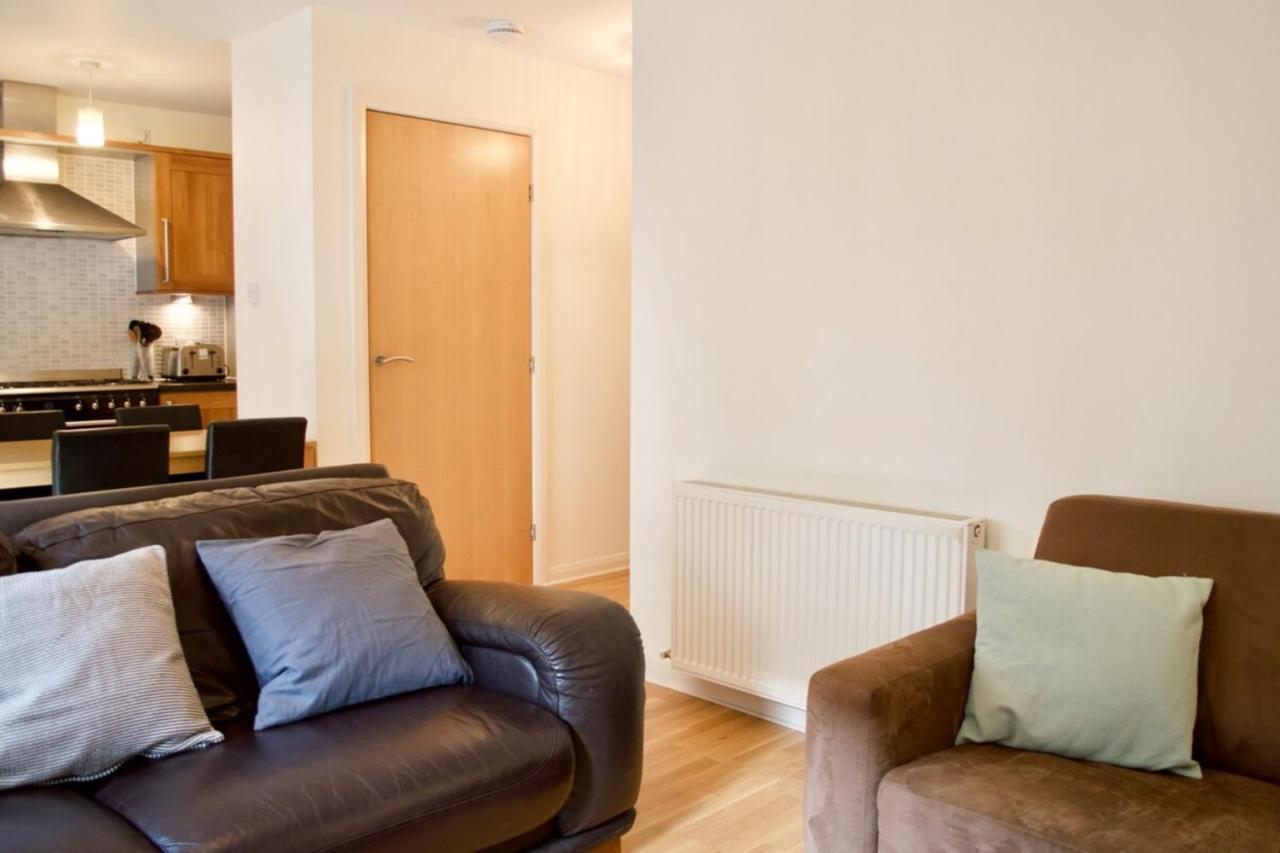 Modern 2 Bedroom Centre Flat Apartment *