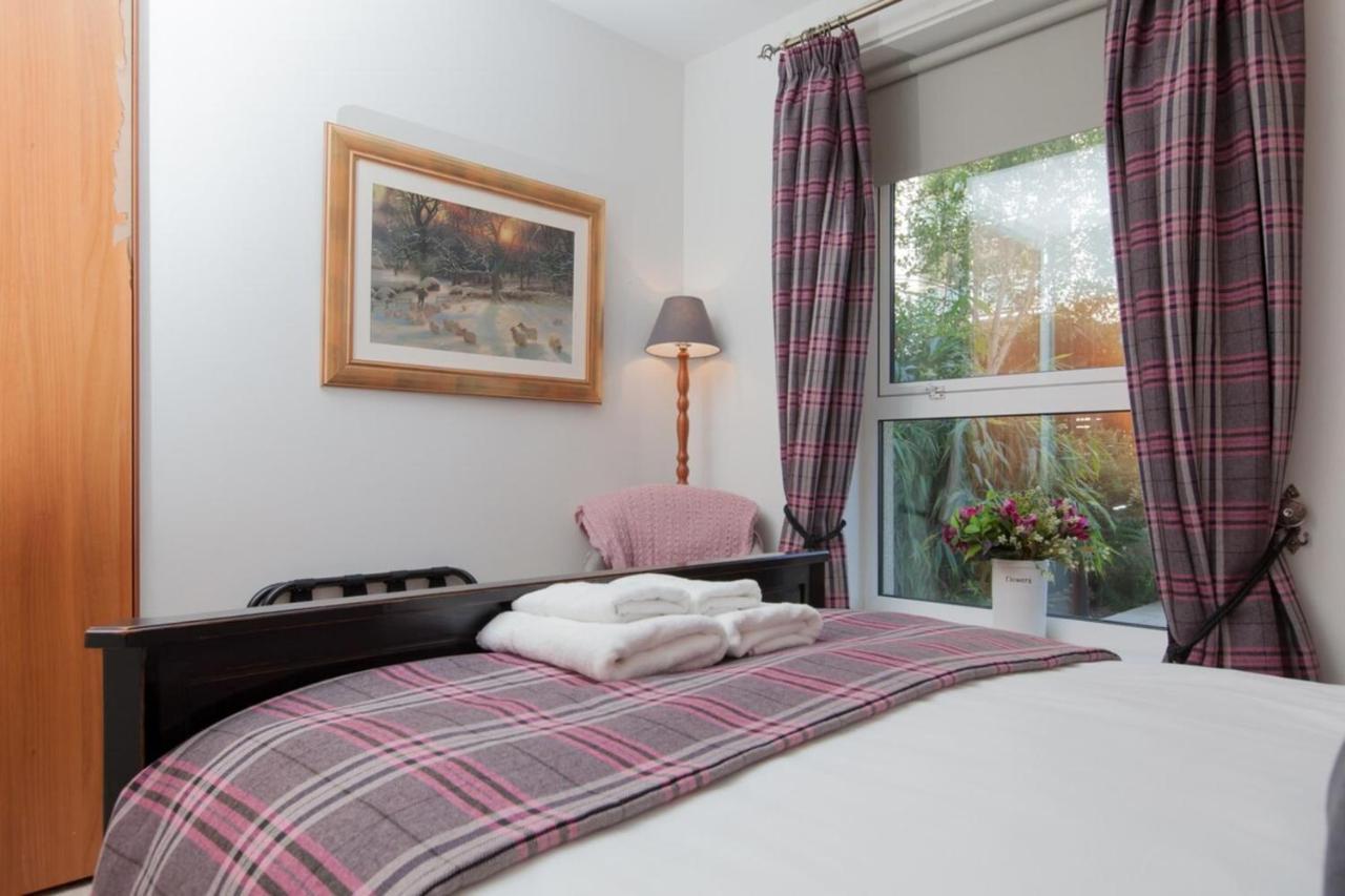 Holyrood - Luxury With Parking