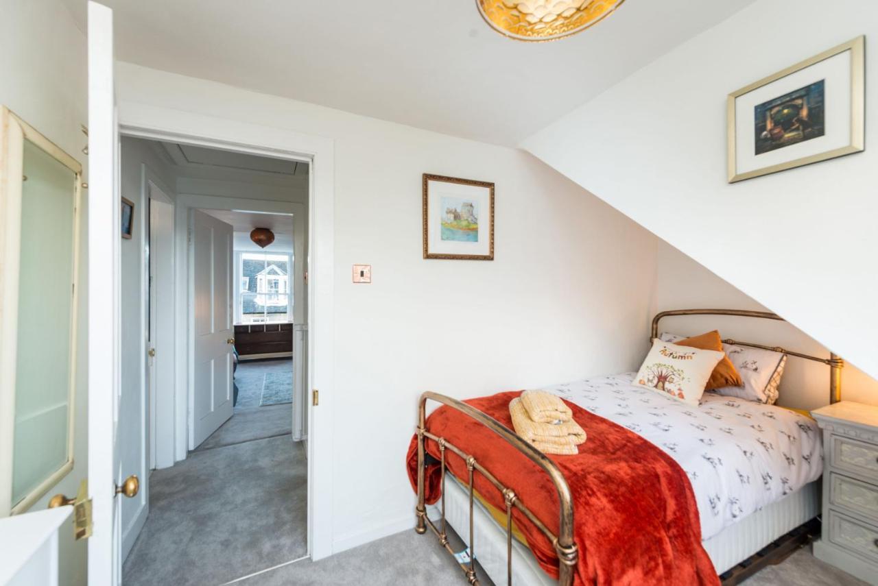 28 Avondale Place * Edinburgh