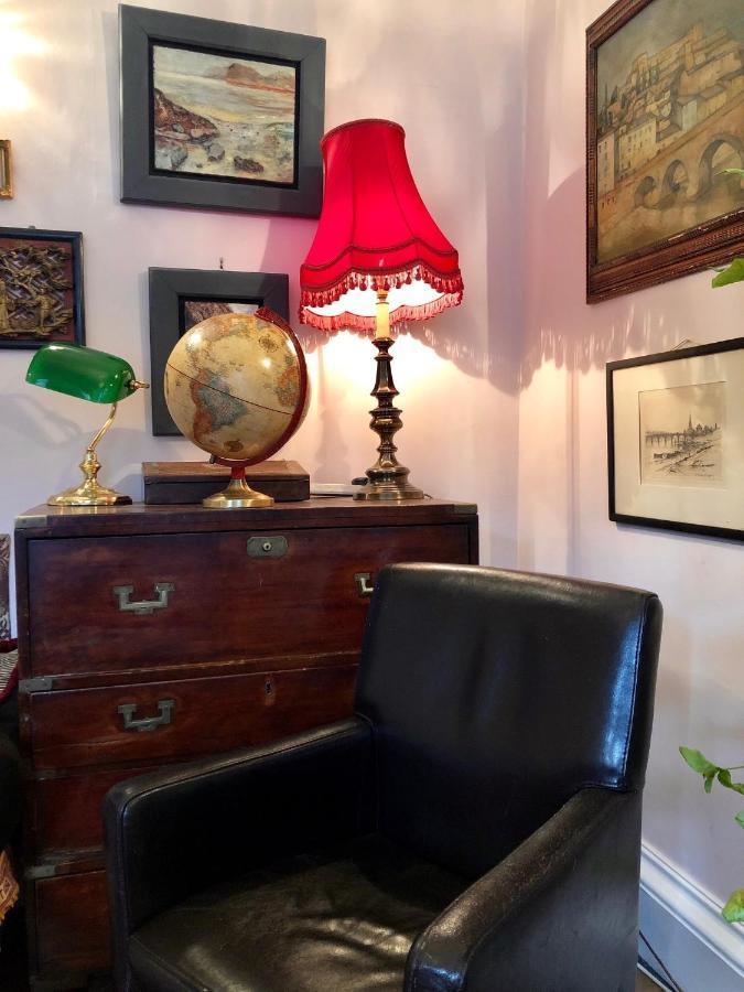 With Parking, Original Art And Antiques Apartment *