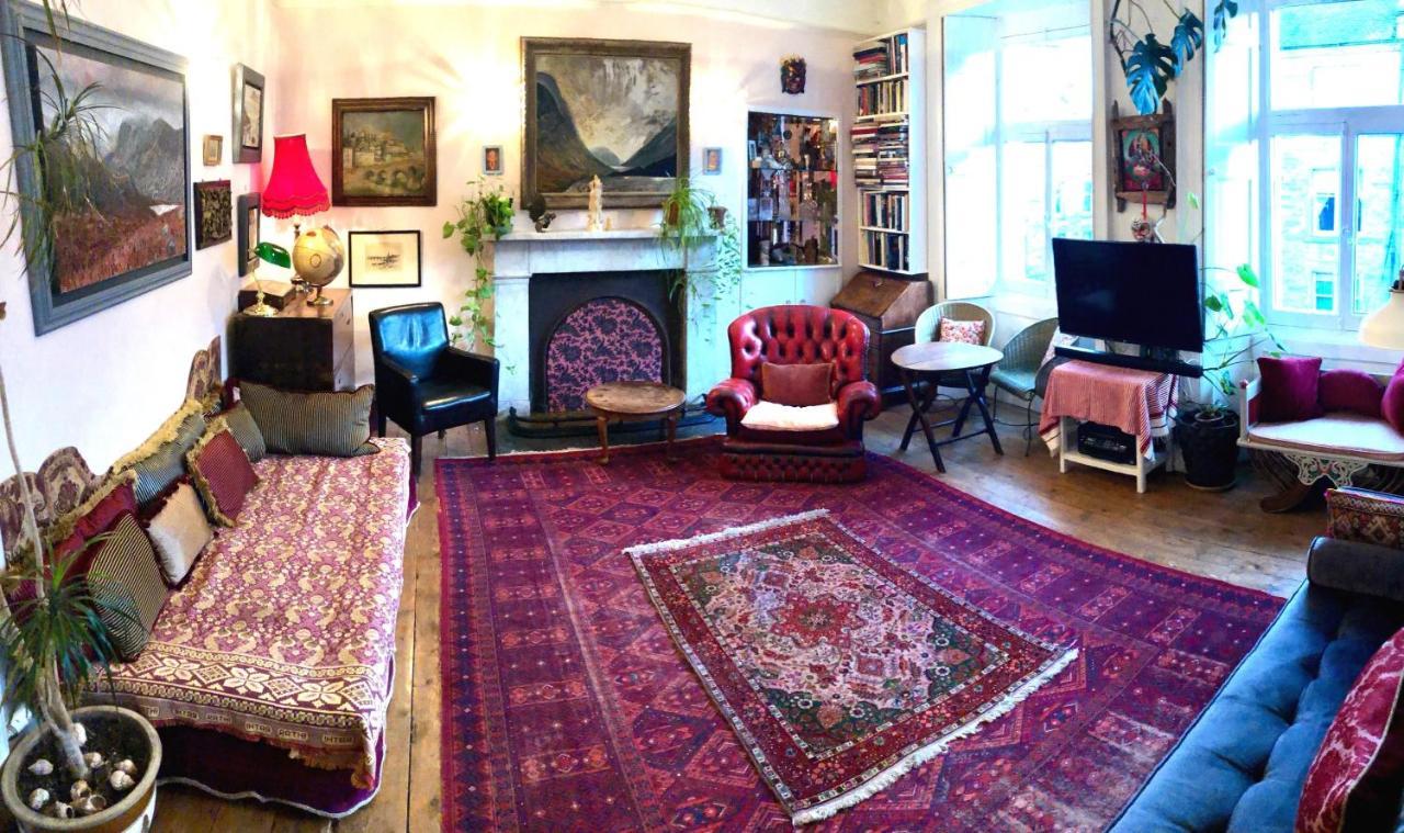 With Parking, Original Art And Antiques Apartment *