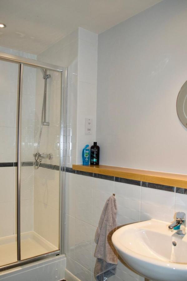 Modern 2 Bedroom Centre Flat Apartment *