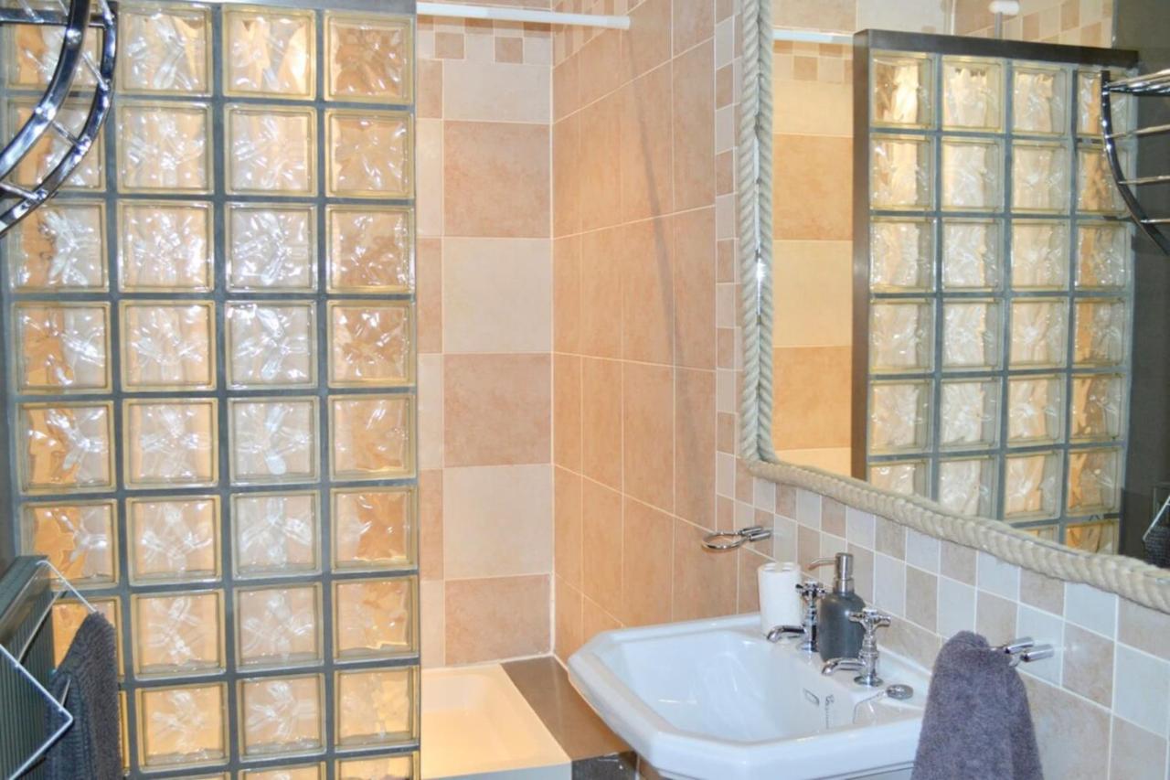 Stunning 3 Bedroom City Centre Apartment *